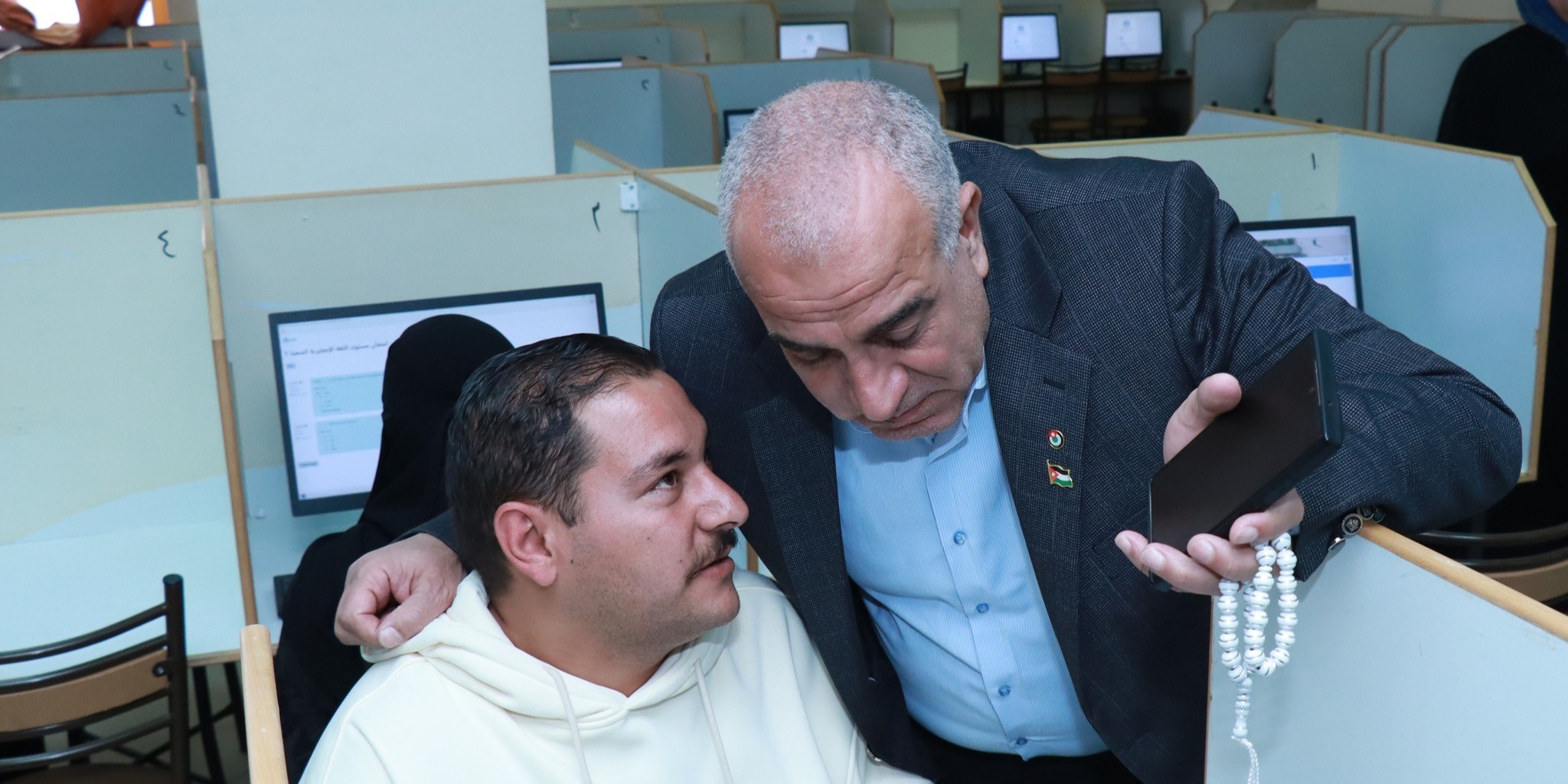  رئيس جامعة الحسين بن طلال يتفقد قاعات امتحانات المستوى للطلبة المستجدين